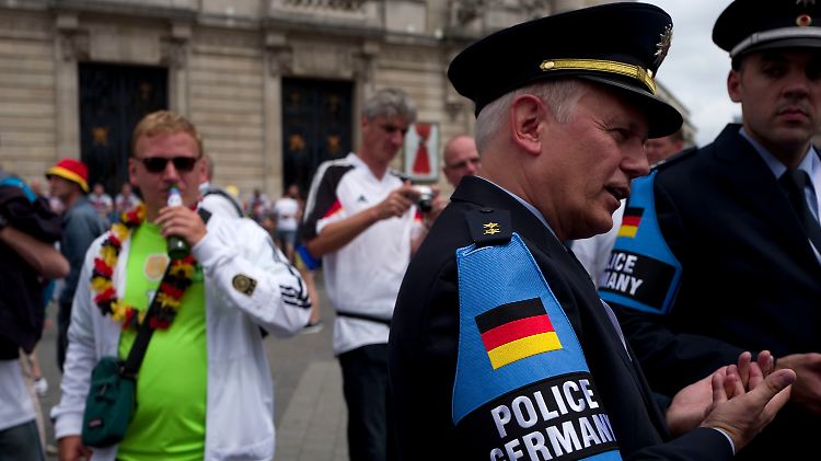 Deutsche Polizisten sind derzeit ebenfalls in Frankreich im Dienst - wie hier in der Innenstadt von Lille.