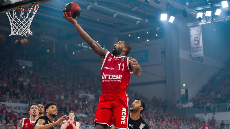 Bambergs Spielmacher BradleyWannermaker: mit 19 Punkten bester Werfer im Spiel, gemeinsam mit Teamkollege Darius Miller.