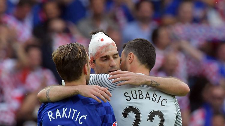Schwer gezeichnet, aber erlöst: Kroatiens Abwehrspieler Vedran Corluka nach dem Schlusspfiff gegen die Türkei.