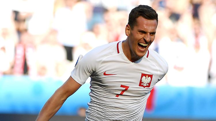 Arkadiusz Milik feiert sein Siegtor für Polen.
