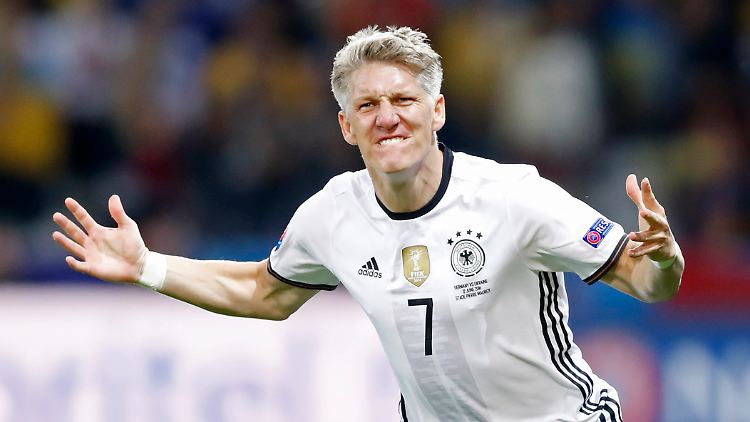 Kapitän Bastian Schweinsteiger kam gegen die Ukraine in der Schlussphase ins Spiel - und machte in der Nachspielzeit den Deckel auf den deutschen Startsieg.