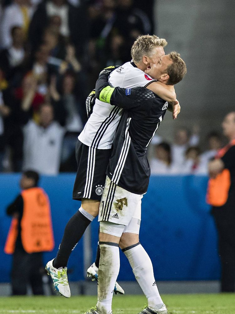 Zwei DFB-Männer des Spiels: Torwart-Titan Manuel Neuer herzt Blitztorschütze Schweinsteiger.
