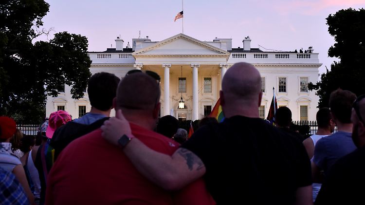 Nach dem Anschlag in Orlando werden von verschiedenen Seite Konsequenzen gefordert.