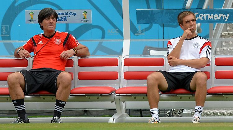 Philipp Lahm (r.) neben Joachim Löw während der WM in Brasilien. Nach dem Titelgewinn trat Lahm zurück.