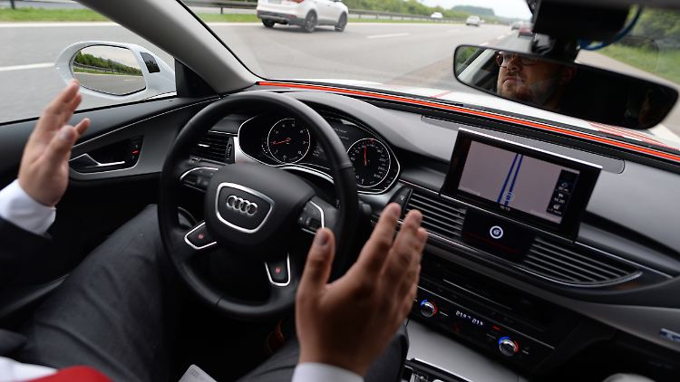 Das neue Testfeld in Niedersachsen soll über 270 Kilometer umfassen. Hier übernimmt ein Auto auf der A9 die Steuerung.