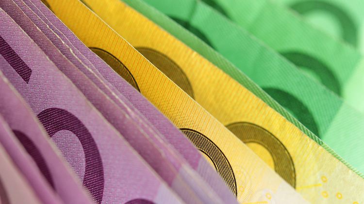Der lilafarbene 500er wird bald nicht mehr gedruckt. In vielen Geschäften wird er schon jetzt nicht angenommen.