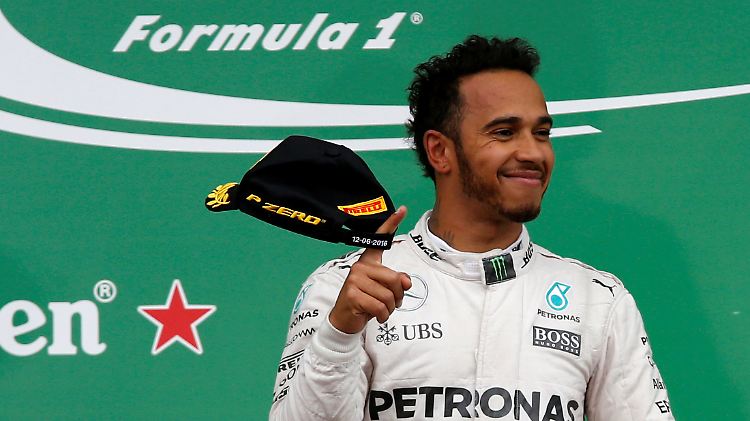 Lewis Hamilton freut sich über seinen Sieg beim Großen Preis von Kanada. Wie er ihn erringt, ist ihm egal.
