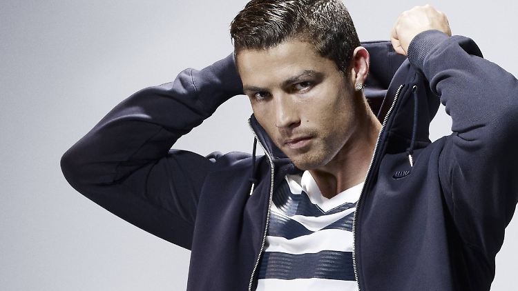 Für viele ist Portugals Cristiano Ronaldo einer der Schönsten auf dem Rasen. Hier mal in einer anderen Pose.