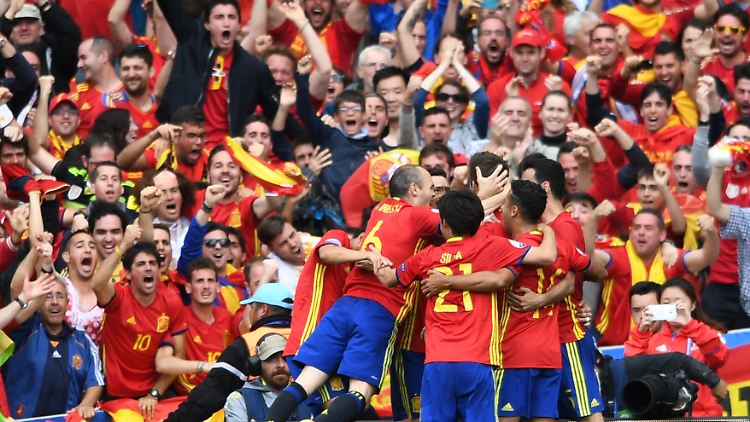 Den Spanien fällt ein Stein vom Herzen - alles andere als ein Sieg wäre für die Iberer einer Niederlage gleichgekommen.