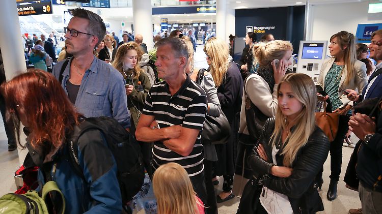 Warten auf Informationen auf dem Stockholmer Flughafen Arlanda.