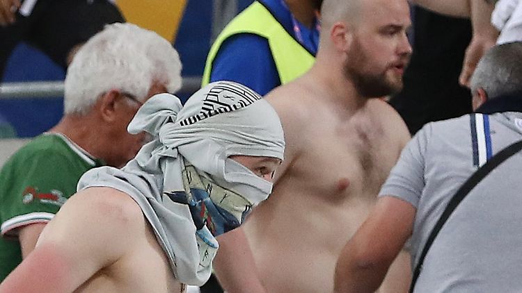 Russische Randalierer machen während des Spiels im Stadion Jagd auf englische Fans.