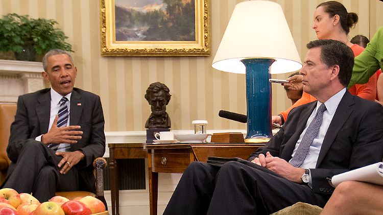 Präsident Obama (l.) wurde von FBI-Chef Comey über den Stand der Ermittlungen informiert.