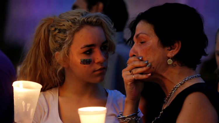 In Orlando versammelten sich mehrere Tausend Menschen und gedachten der Opfer.