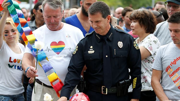 Auch die Polizei in Florida zeigt Flagge bei der Trauerfeier.