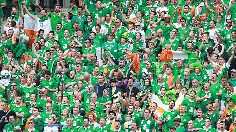 Sind nicht nur trink-, sondern auch sangesfreudig: die Fans der irischen Nationalmannschaft.
