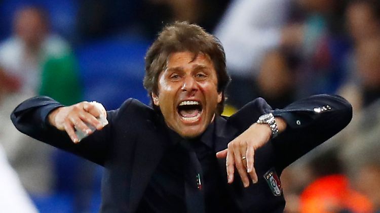 Italien geht gegen Belgien mit 1:0 in Führung. Der Jubel ist groß - und für Trainer Antionio Conte schmerzhaft.