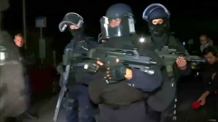 Die Polizisten vor der Erstürmung der Wohnung, in der sich der Geiselnehmer verschanzt hatte.
