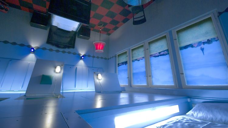 Ein Zimmer, das scheinbar auf dem Kopf steht, in der "Propeller Island City Lodge".