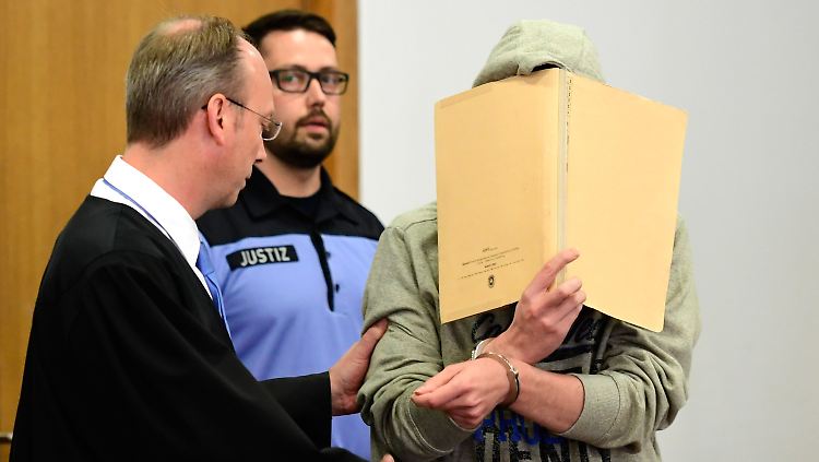 Silvio S. verbirgt beim Prozessauftakt sein Gesicht.