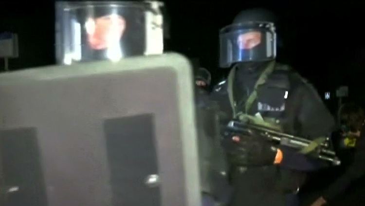 Nachdem Verhandlungen mit dem verschanzten Attentäter erfolglos blieben, stürmte die Polizei das Wohnhaus des Polizisten.