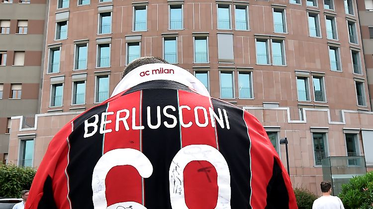 Vor dem Gebäude des Mailänder San-Raffaele-Klinikum versammeln sich Anhänger des AC Mailand: Dort wurde Silvio Berlusconi am Herzen operiert.