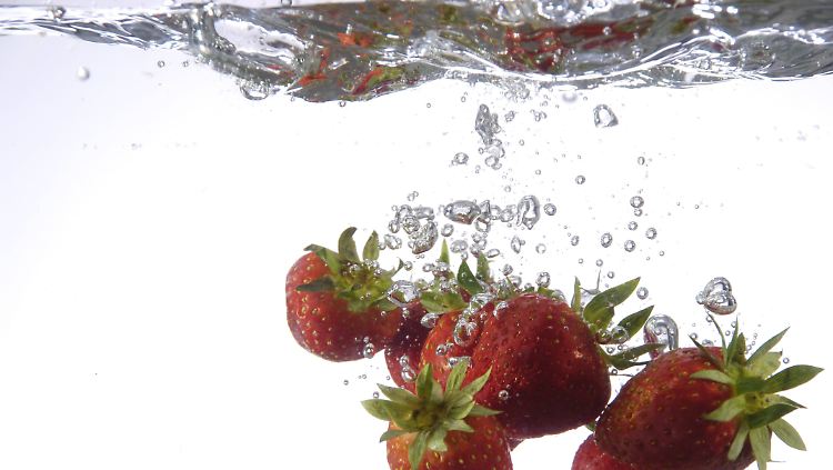 Erdbeeren müssen vorsichtig gebadet werden.
