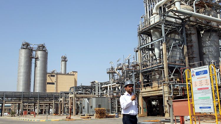 Wachmann vor dem petrochemischen Komplex Mahshahr in der Provinz Khuzestan im Südwesten des Iran.