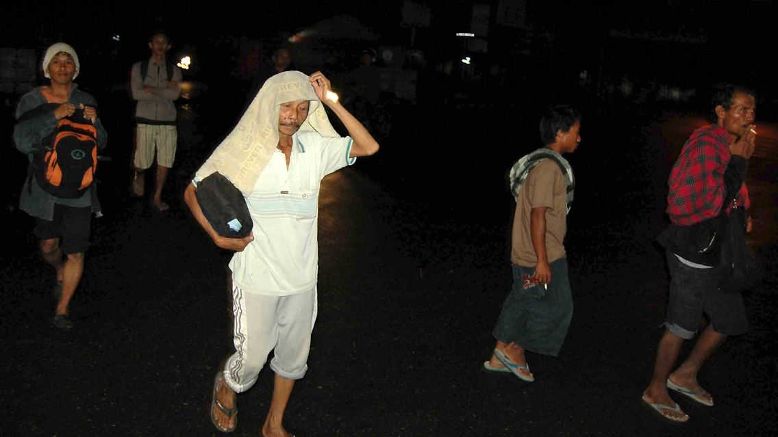Auch in der Hafenstadt Padang auf Sumatra flüchten Einwohner in höher gelegene Gebiete.