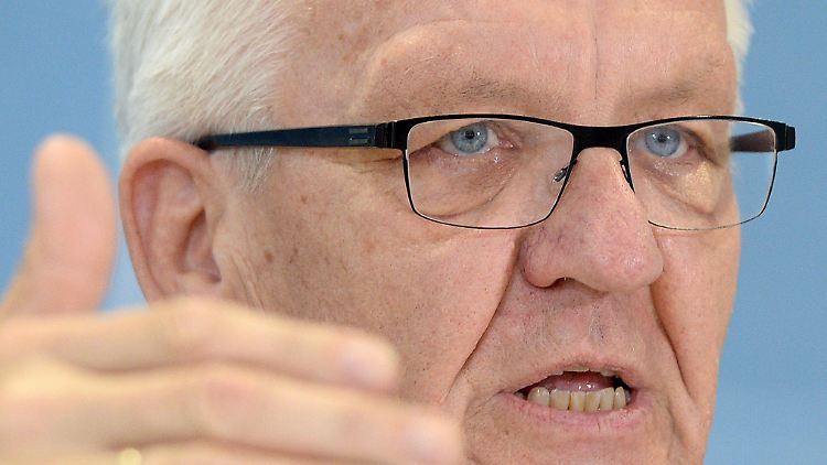 Baden-Württembergs Ministerpräsident Kretschmann schiebt seine Entscheidung in der Asylfrage auf.