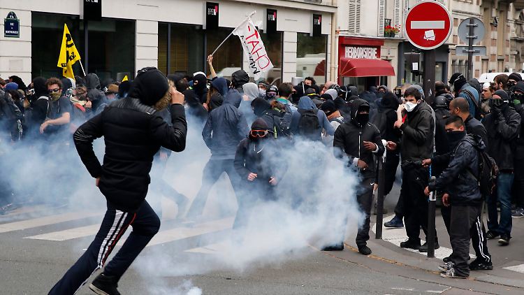 6 verletzte Demonstranten, 20 verletzte Polizisten - das ist die Bilanz der Krawalle in Paris.
