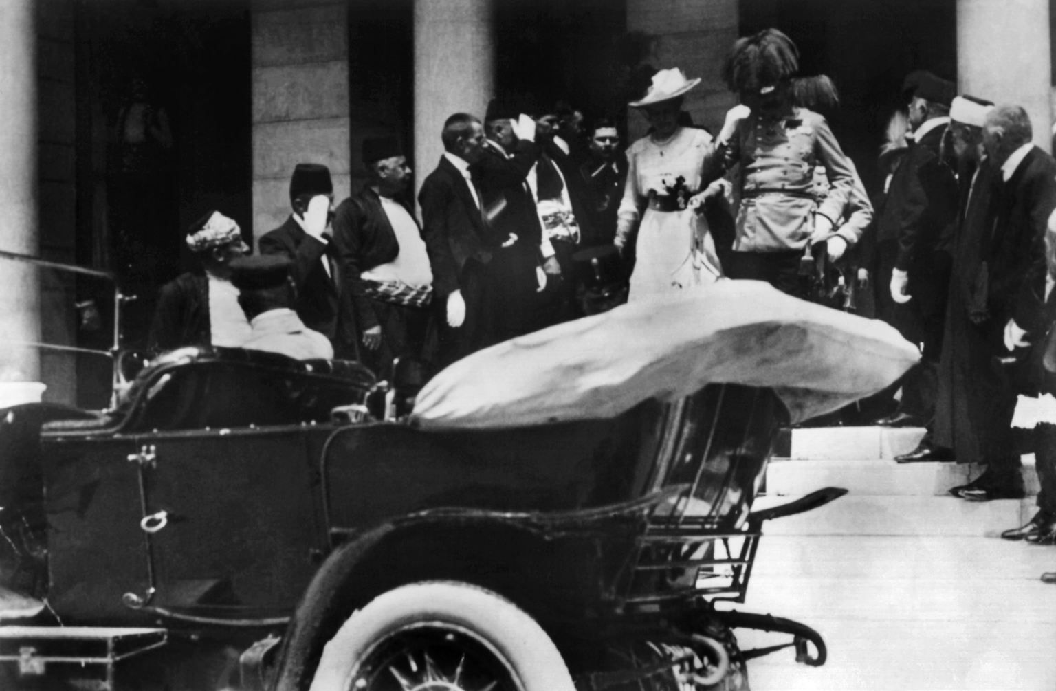 Dieses Pärchen werden Sie nicht erkennen. Oder doch? Es ist das österreichische Thronfolgerpaar im Jahr 1914 - kurz vor dem Attentat, das den Ersten Weltkrieg auslöste und die Doppelmonarchie Österreich-Ungarn in der Konsequenz begrub.