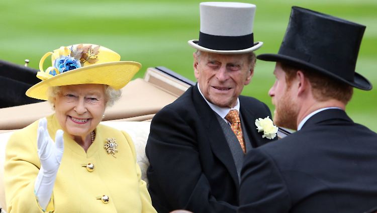 Gut gelaunt drehte die Queen samt Anhang eine Runde auf der Pferdebahn.