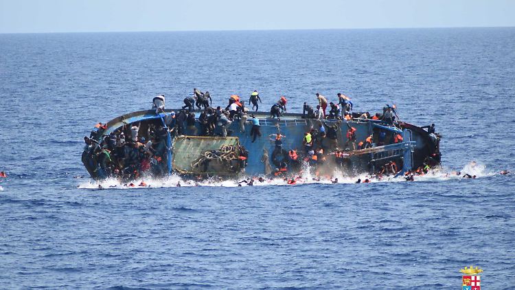 Immer wieder müssen im Mittelmeer Flüchtlinge vor dem sicheren Tod gerettet werden.