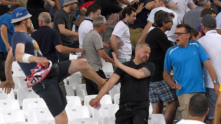 Vor und nach dem EM-Vorrundenspiel England - Russland gab es schwere Fan-Ausschreitungen.