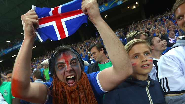 Isländische Fans feiern.