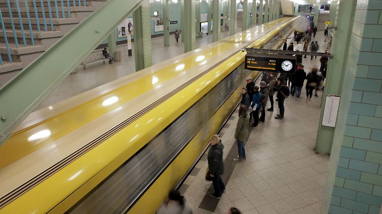 Eine einfahrende U-Bahn im Bahnhof Alexanderplatz in Berlin.