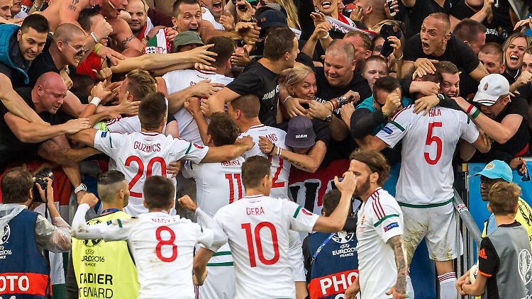 Kommt in unsere Arme: Ungarns Fußballhelden nach dem EM-Coup gegen Österreich.