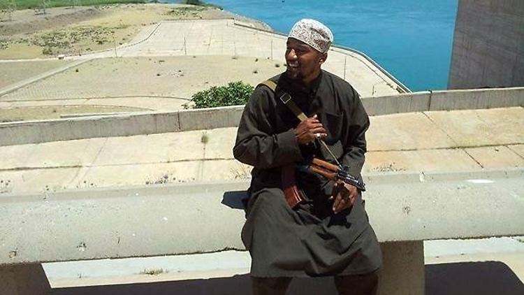 Denis Cuspert, der sich nun Abu Talha al-Almani nennt, soll doch noch am Leben sein.