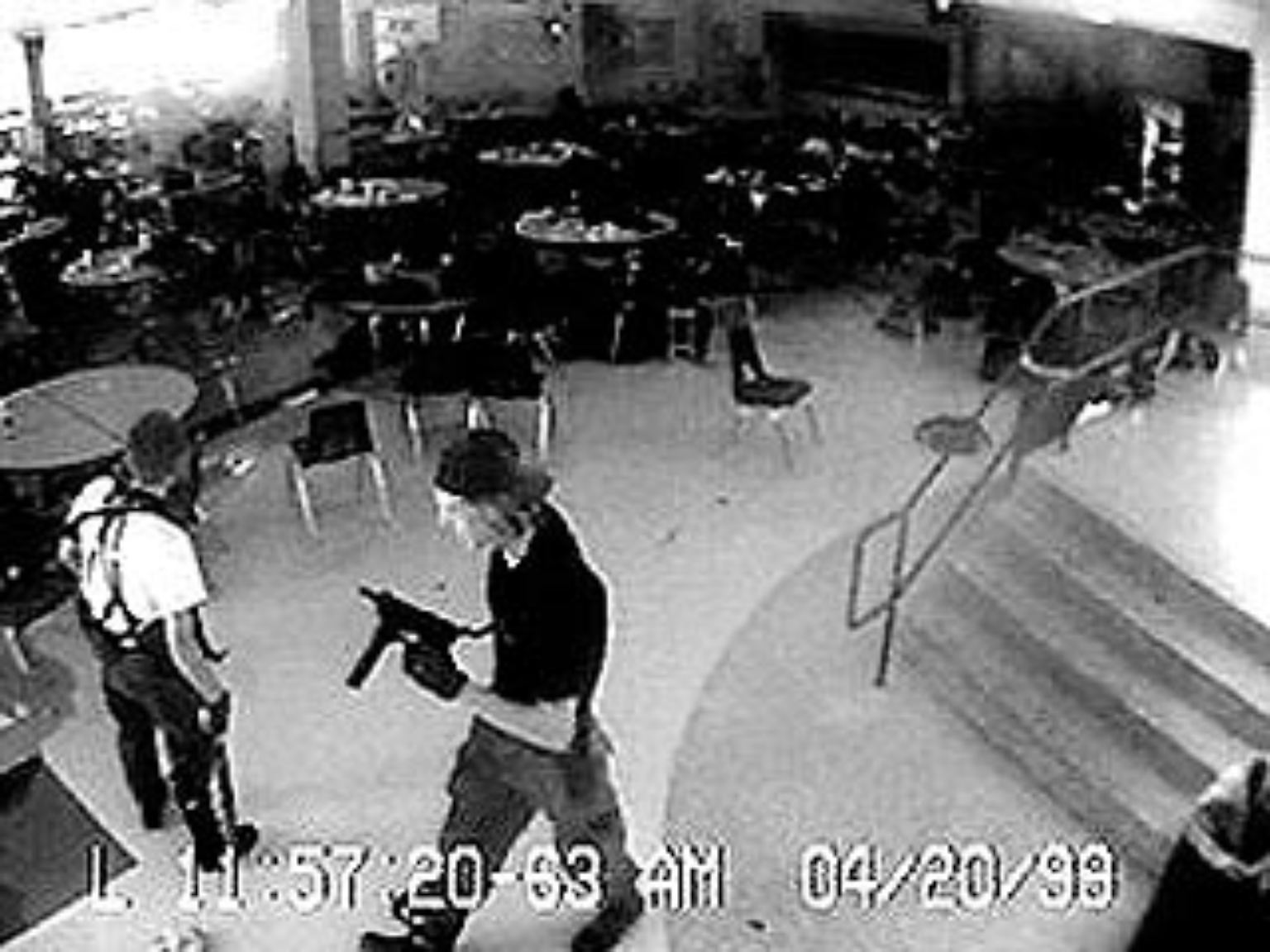Eric Harris und Dylan Klebold aus der Sicht der Columbine-Schulkamera in der Cafeteria. Es ist der 20. April 1999, 11.57 Uhr.