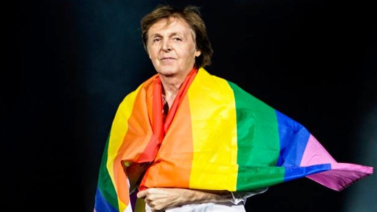 Paul McCartney auf Facebook: "We stand together with Orlando #OneOnOne Waldbühne Berlin"