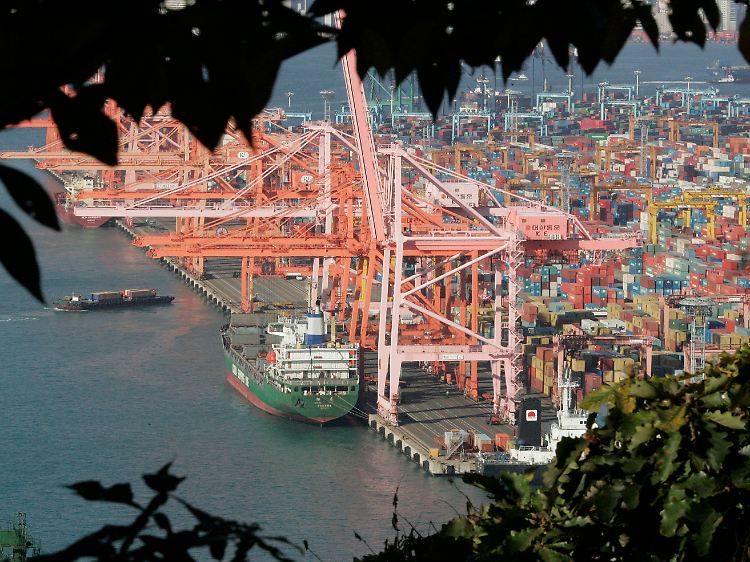 Der wichtigste Hafen Südkoreas mit dem fünftgrößten Containerterminal der Welt: Blick über die Kaianlagen in Busan, rund 400 Kilometer südöstlich von Seoul.