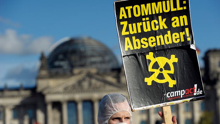 In Berlin demonstrierten mehrere Hundert Menschen gegen den Castor-Transport.