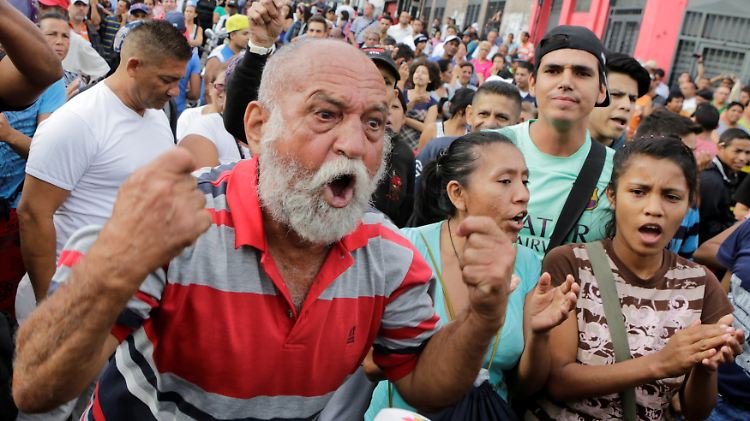 Ein Mann schreit bei einem Hunger-Protest in Caracas, Venezuela.