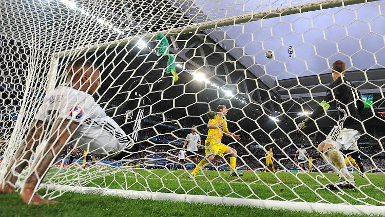 Ein Bild ging um die Welt: Heldengrätscher Jerome Boateng verhinderte bei der EM 2016 spektakulär einen Treffer der Ukrainer. Die deutsche Mannschaft startete damals mit einem 2:0-Sieg gegen die Ukraine in die EM.