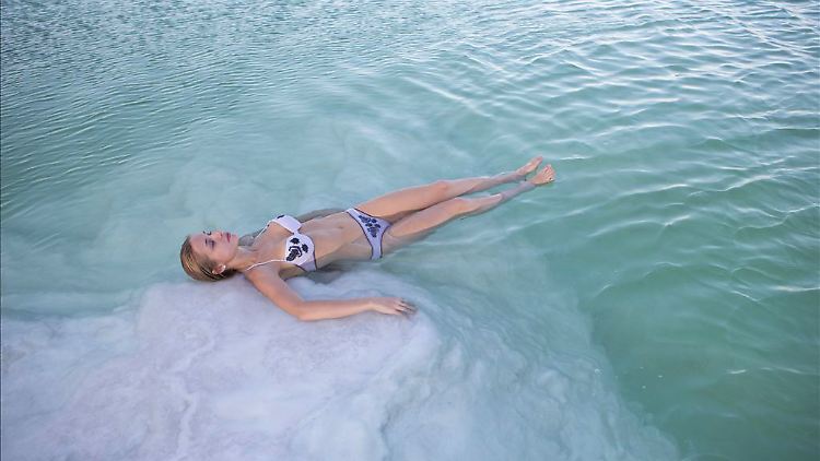 Auf dem Wasser liegen - das ist das Besondere am Toten Meer.