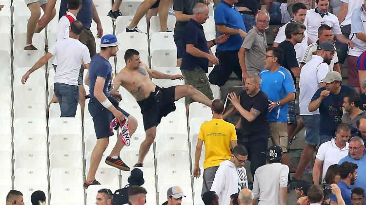 Nach dem Abpfiff im Spiel gegen England gingen russische Hooligans auf andere Zuschauer los.