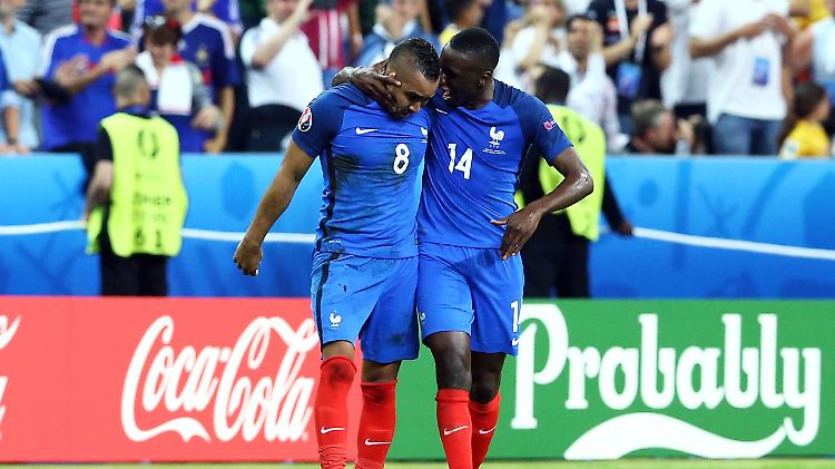 Dimitri Payet (l.) verschaffte Frankreich im ersten EM-Spiel drei Punkte.