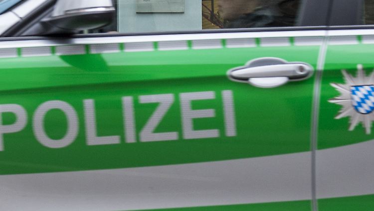Erst nach Stunden kommt ein Streifenwagen und hängt einen Sichtschutz auf.