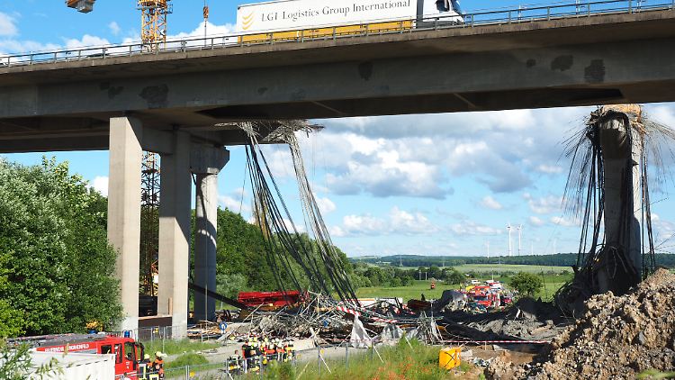 Der Beton des eingestürzten Brückesegments war erst vor kurzem gegossen worden. Der Verkehr läuft derzeit weiter über den alten Brückenteil.