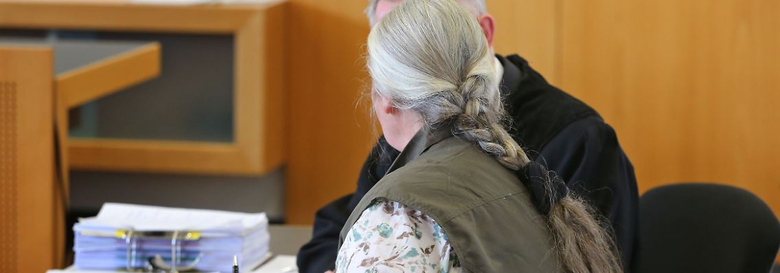 Die Angeklagte mit ihrem Angeklagten vor Gericht.